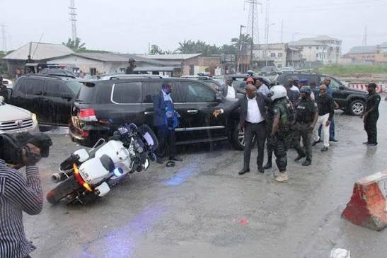 Gunfire, Chaos in Rivers: Thugs Attack Amaechi’s Convoy, Torch ADC Office in Ubima